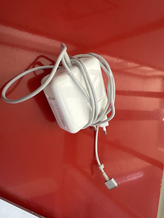 MacBook Air 13” (Early 2015) – 8GB RAM, 128GB SSD + заря