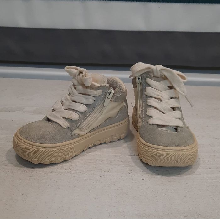 Продам детские высокие кроссовки