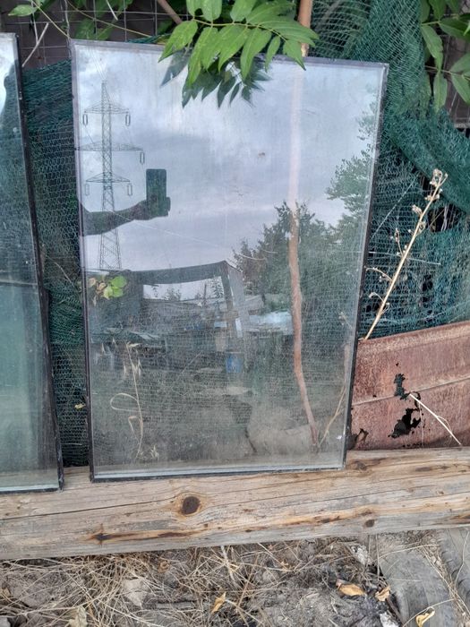 Vând 2 geamuri dimensiune 87,5 cu 58 pret 70 lei