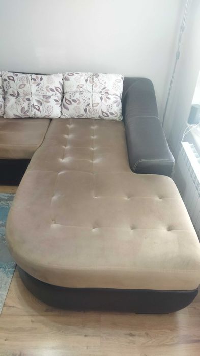 Ьглов диван с лежанка и функция за спане.