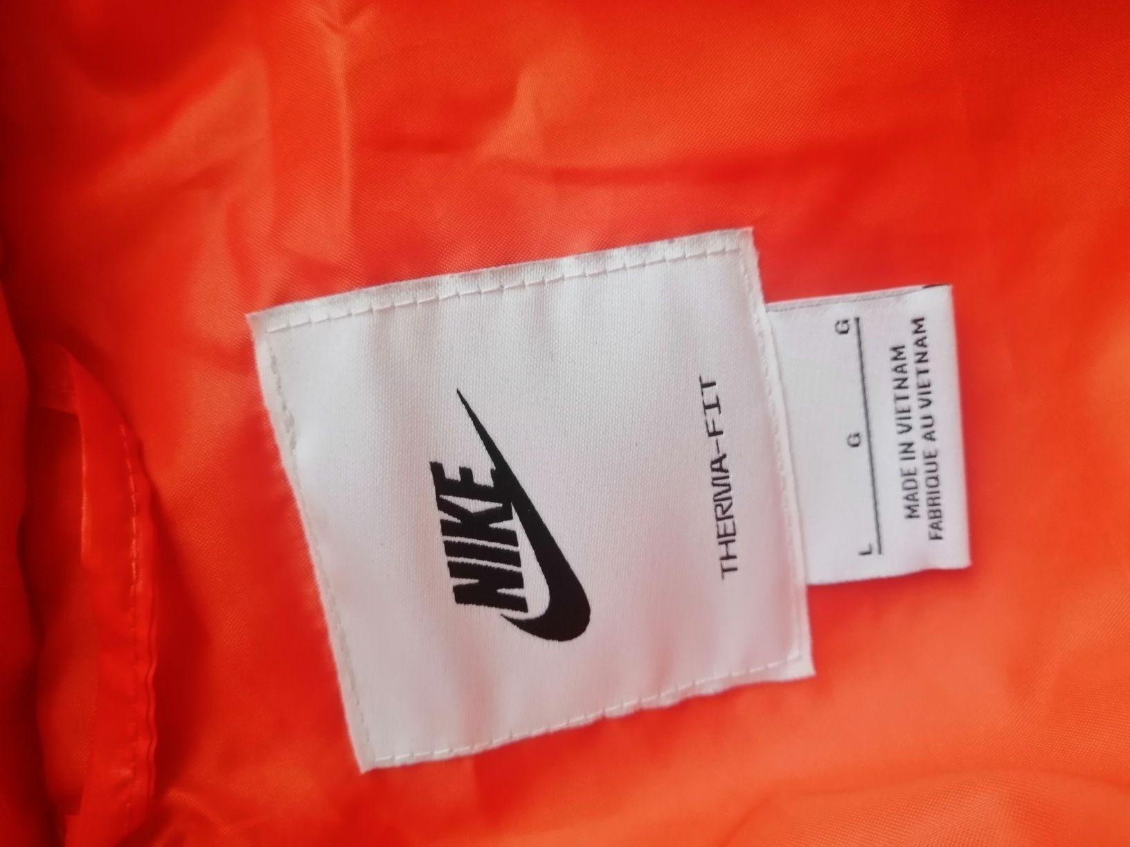 Geaca nike va aștept cu un telefon