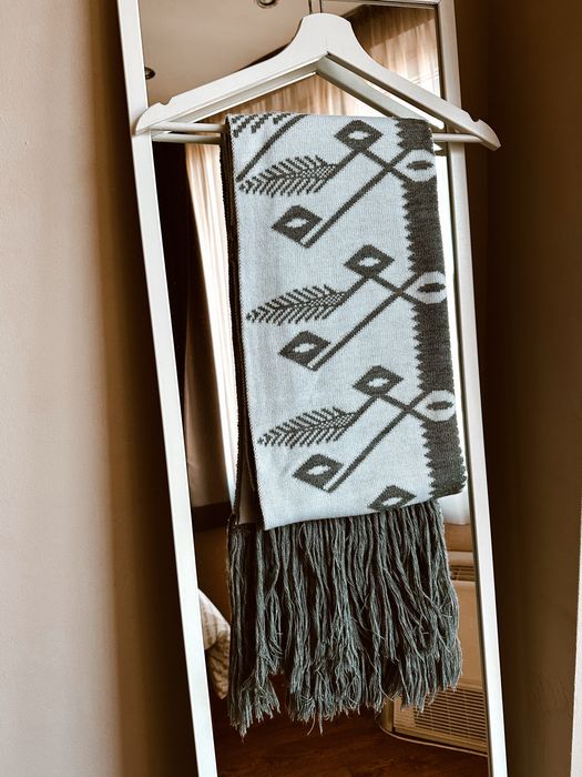 Шал с вълна и народни шевици