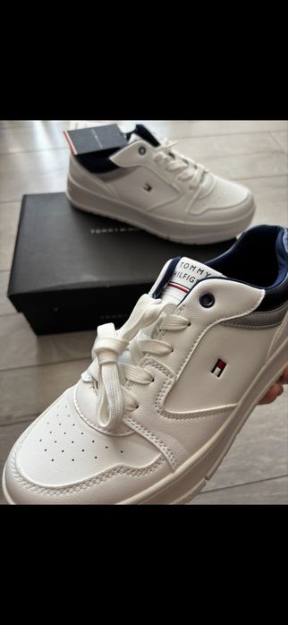 Нови Tommy Hilfiger бяло и синьо 39 номер 25 см  100 лв