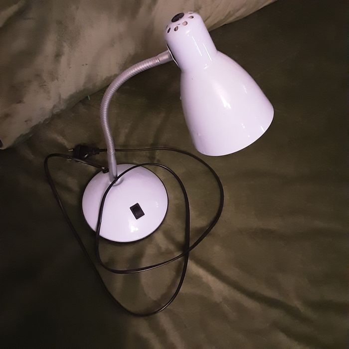 Lustra 3 brate metalice, abajur sticla alb, veioza, Aplica