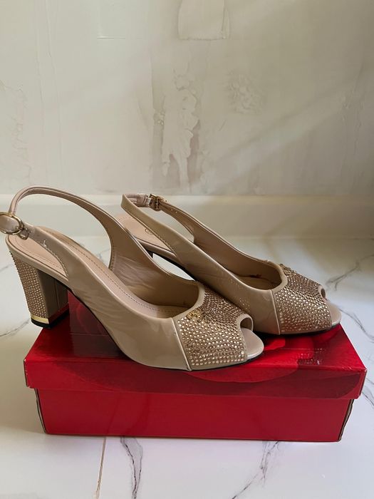 Әдемі әйелдер туфлиі Б/У, жақсы жағдайда.