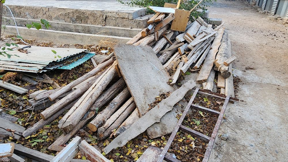 Утин сотилади. Страпилплар, эшик ва деразалар, йогочлар.