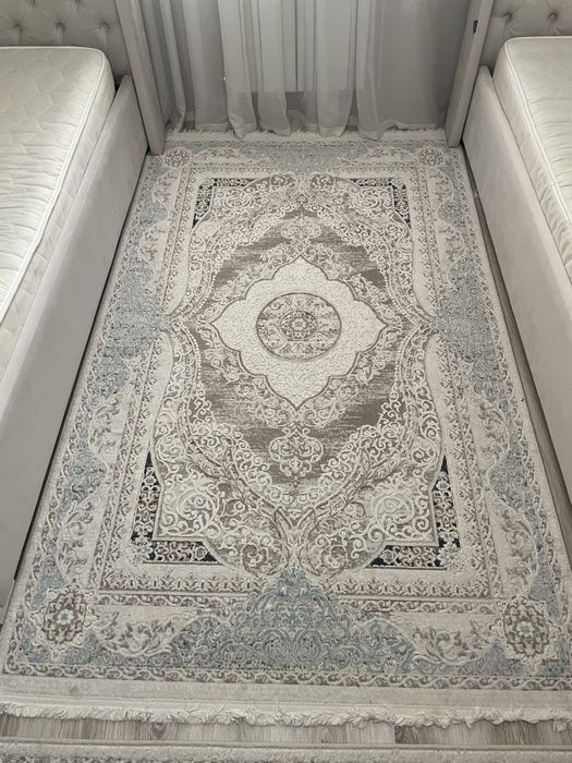 Коврик б/у, чистый, лёгкий, красивый, размер 2.34*1.44