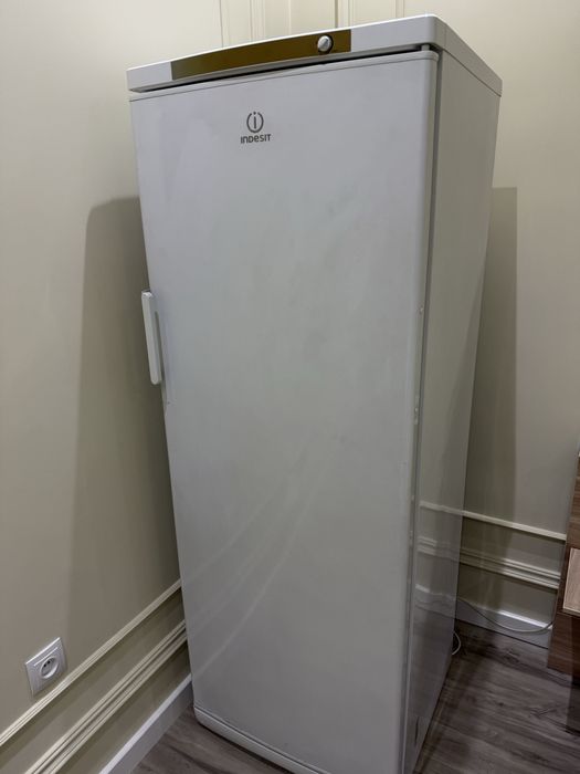 Морозильник холодильник Indesit