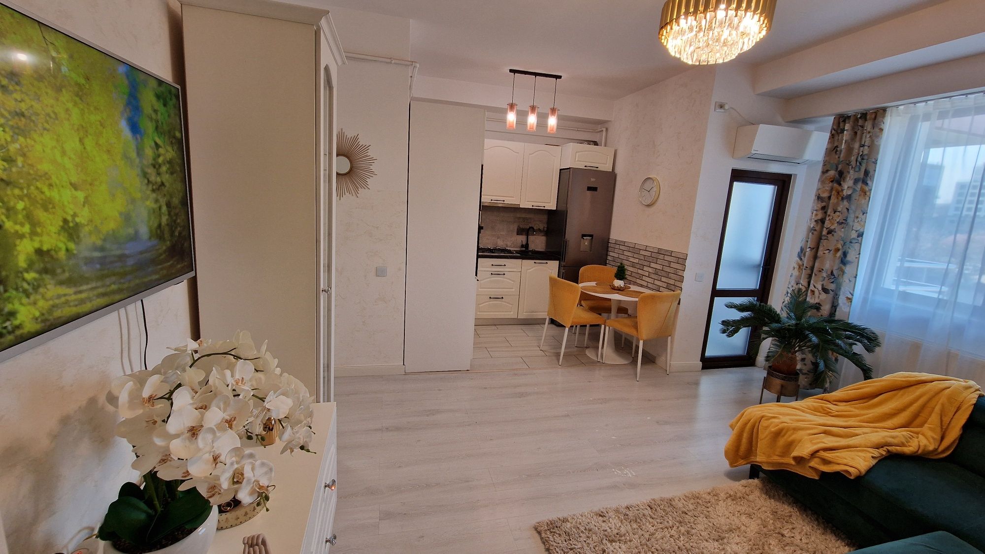 Cazare Apartamente NOI cu 1-2-3 camere zona Palas Mall