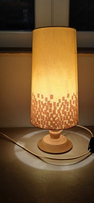 Veioză cu suport din lemn și abajur mozaic – design decorativ