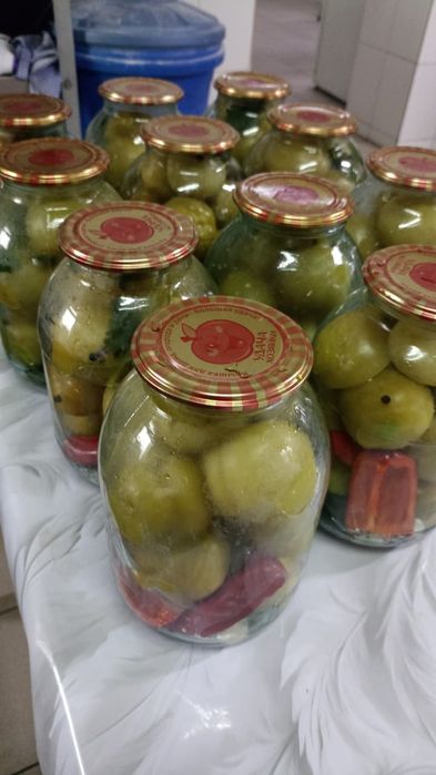 Консервированые помидоры .