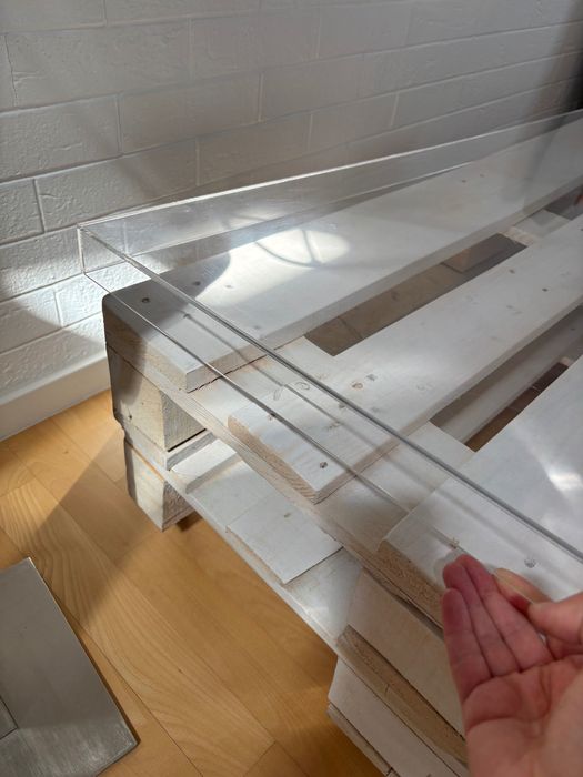 Masa lemn europaleti, roti si suport de plexiglas