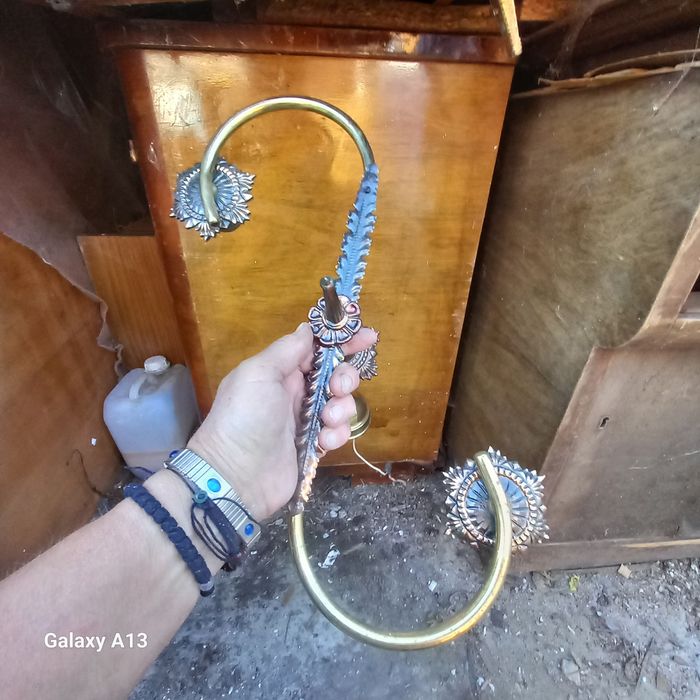 Lustra veche ,am abajururile dar nu originale