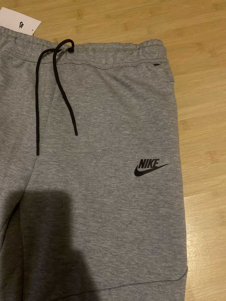 Pantaloni Nike Tech