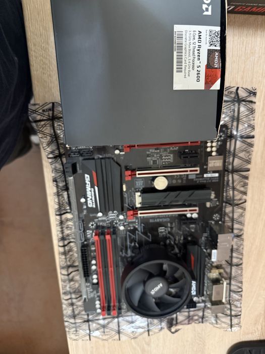 Placa de baza gygabite ax370 cu procesor ryzen 5 2600