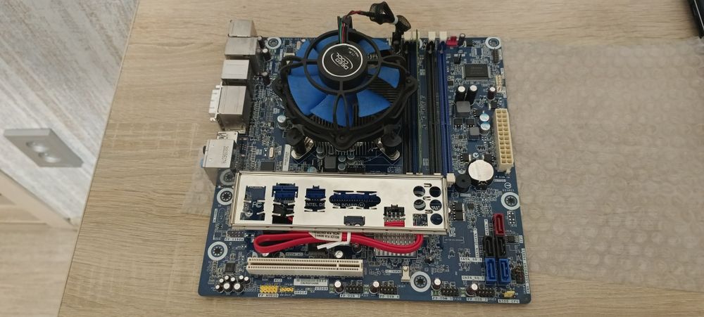 Продам материнскую плату intel DH67BL  LGA 1155 с процессом и ОЗУ 2гб.