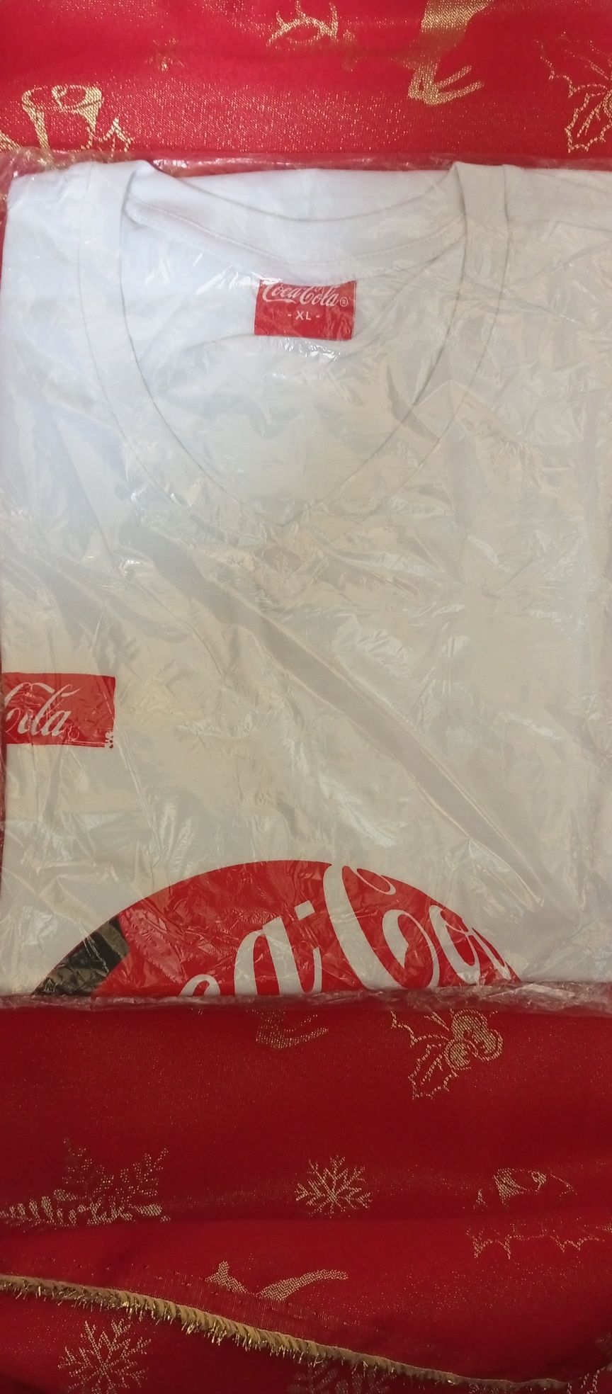 Продаются футболки с логотипом coca-cola.