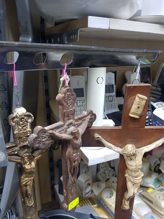 Най-различни модели кръстове купени са от Франция