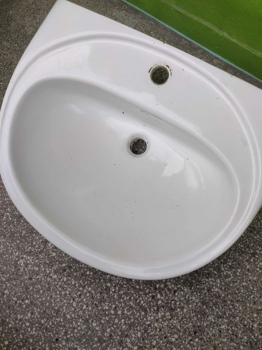 Vând  lavoar cu piedestal pentru baie.