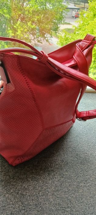 Дамска чанта от висококачествена  кожа в червен цвят.Декоративен пискю