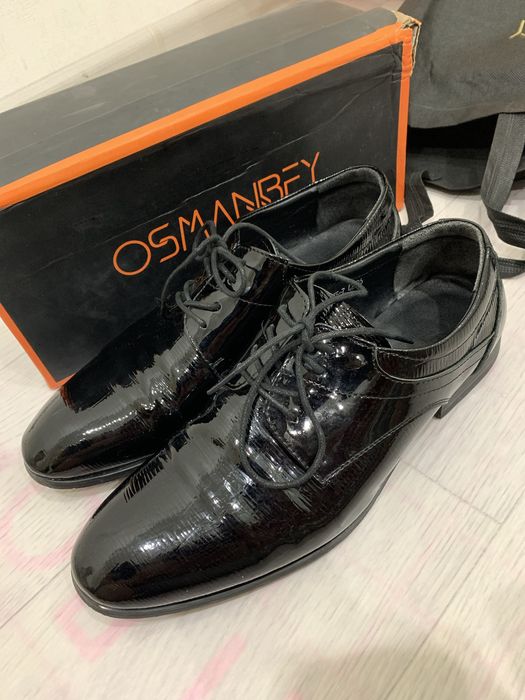 Бір рет кейілген аяқ киім сатылады.