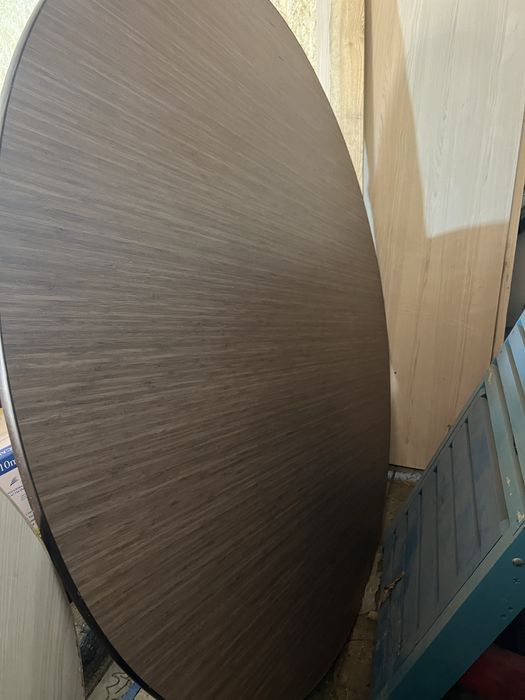 Продам большой круглый стол.