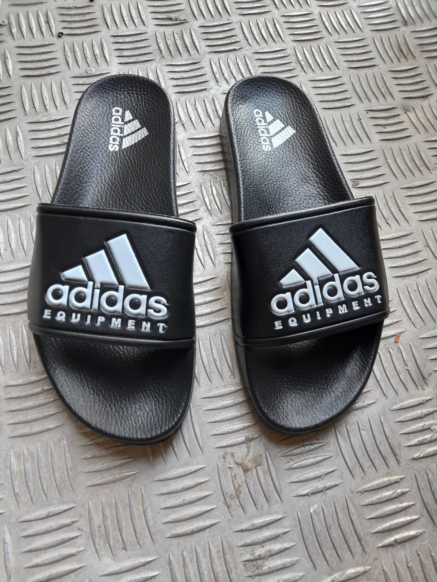 Vand papuci adidas, noi, toate marimile pret 50 lei