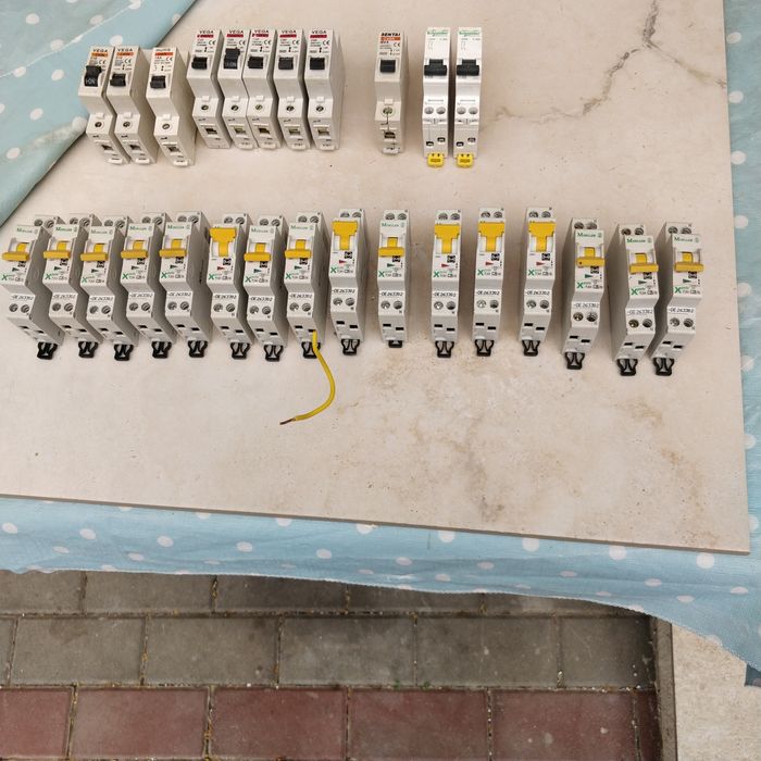 Vând 14 siguranțe automate bipolare 25A