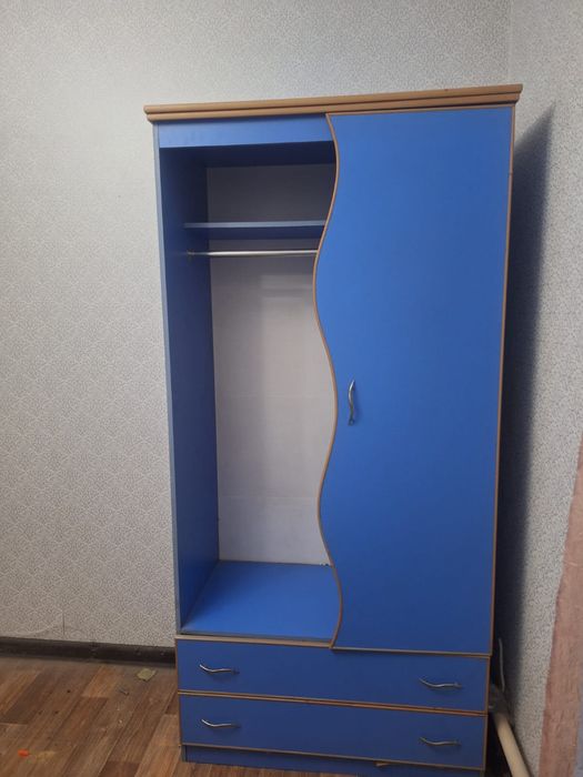 Шкаф есть обе двери в хорошем состояний