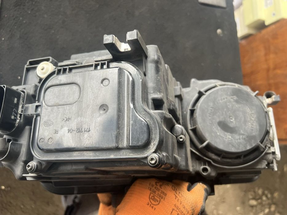 Ляв фар Audi A3 8P0941003 k оригинален счупена щипка