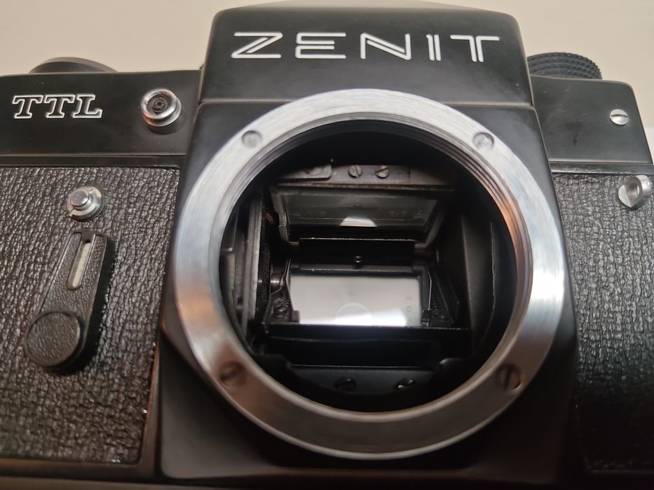 Vand aparat foto Zenit TTL cu obiectiv