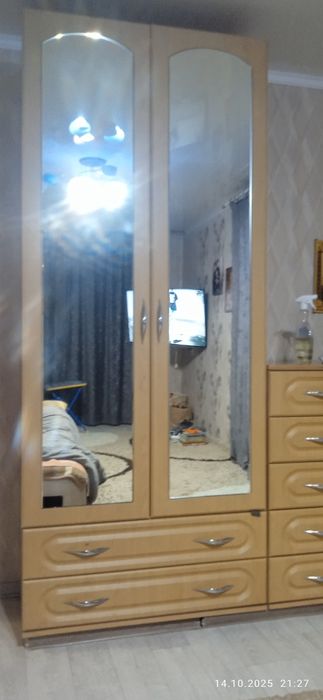 Продам шкаф плательный с камодом