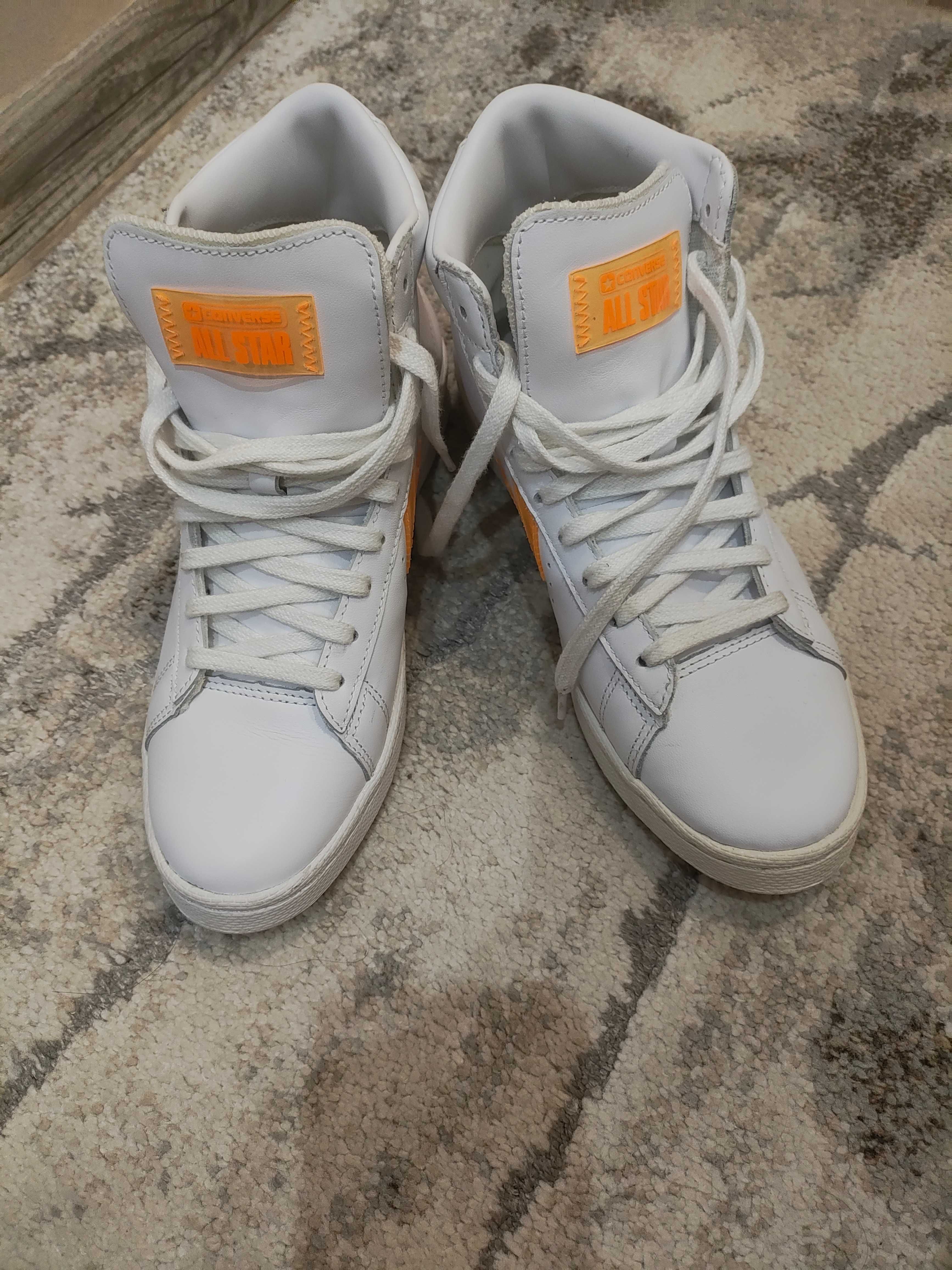 Дамски кецове Converse. В отлично състояние, обувани са веднъж!