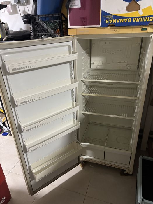 Голям Хладилник 140см височина