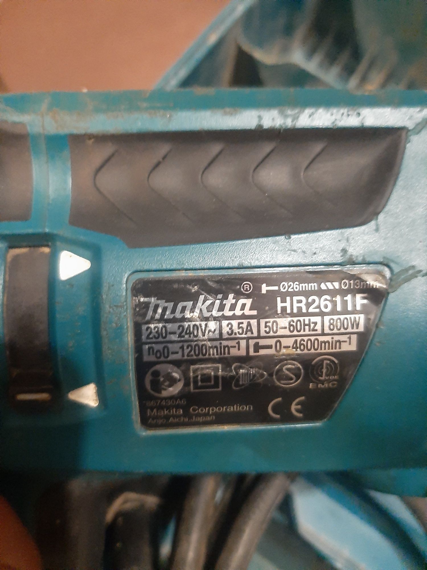 Перфоратор Макита HR2611F