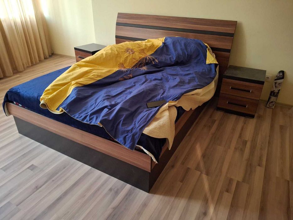 продам кровать с матрацем и двумя тумбами б/у