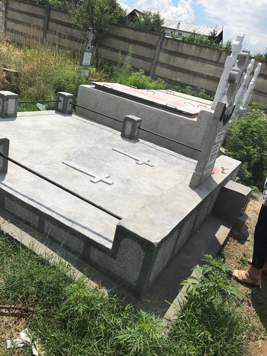 Vand 2 locuri de veci cimitir Popova