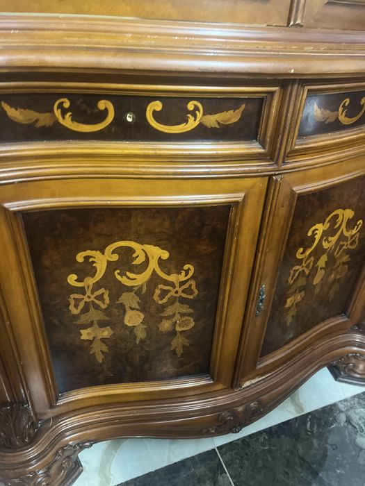 Vând  vitrina lemn masiv usor negociabilă