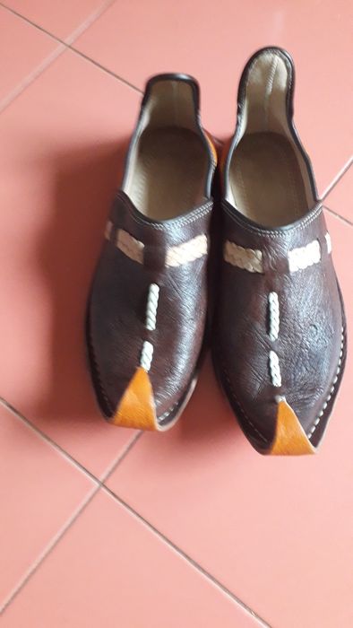 Pantofi indieni.