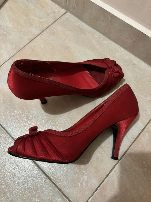 Елегантни обувки на ток 38