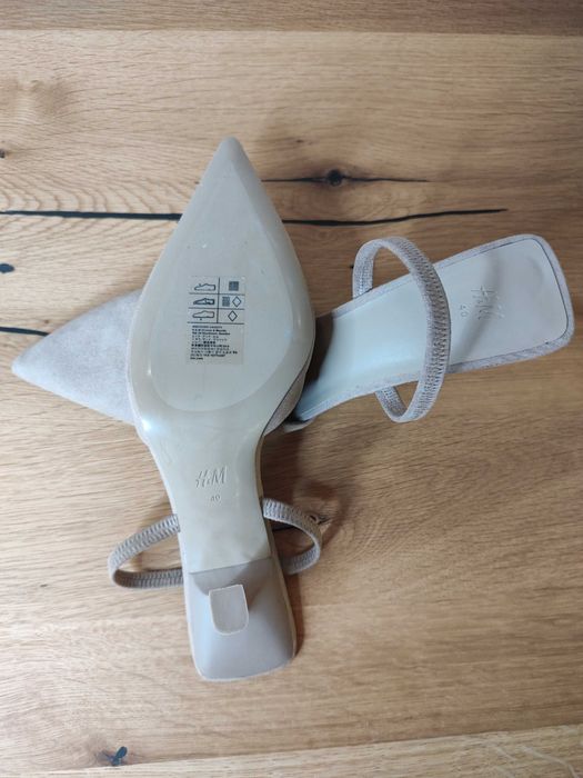 Бежови затворени обувки на ток 7см - 39/40н + ПОДАРЪК чехли