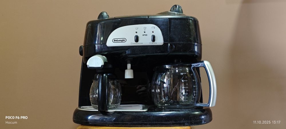 Кофеварка гейзерная , электрическая Delonghi .
