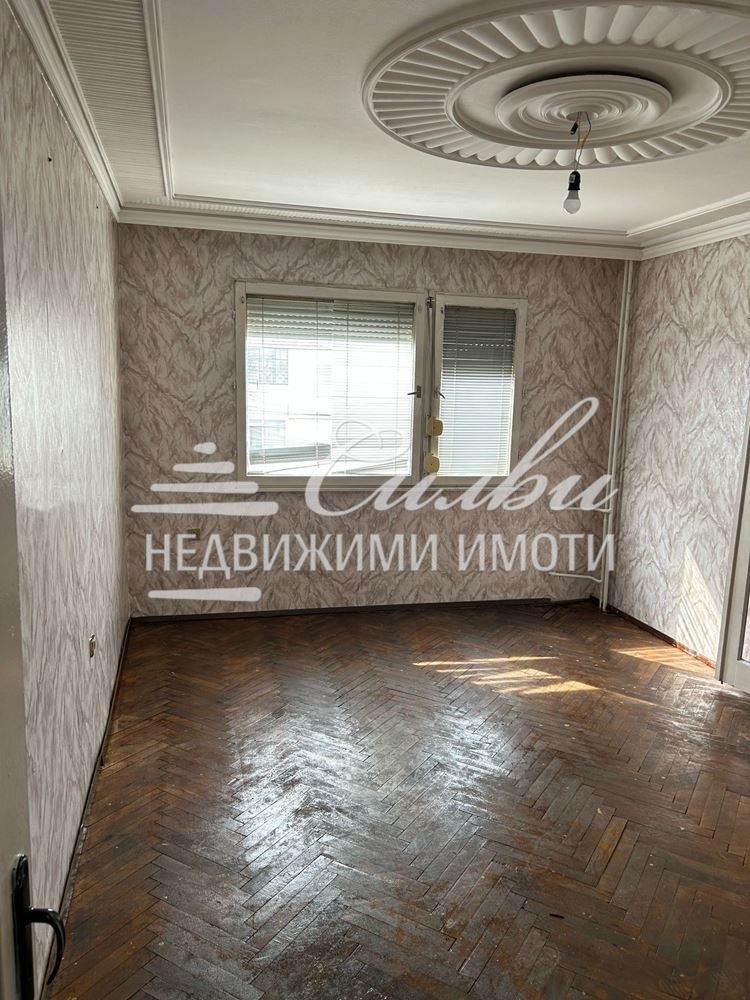 Продава се Четиристаен апартамент в Шумен, Боян Българанов 2 - 108 кв.м за 898 €/кв.м - Снимка #2