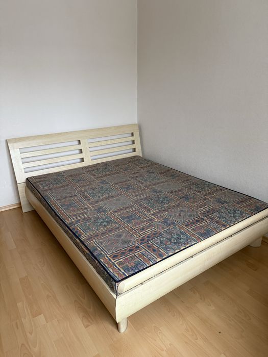 Продам кровать с матрасом по чисто символической цене