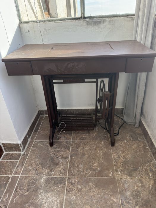 Masina de cusut veche cu masa