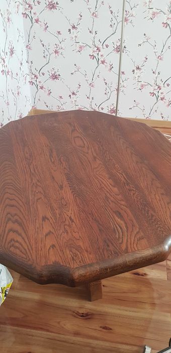 Se vinde masă din lemn masiv.