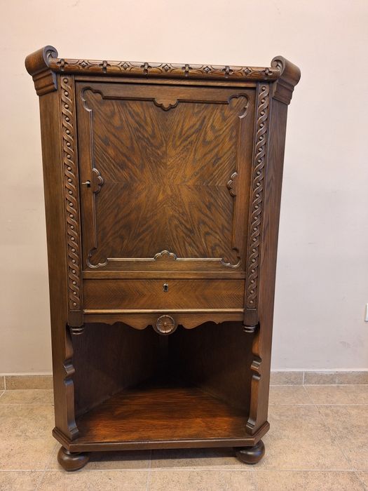 Винтидж ъглов шкаф с богата дърворезба
