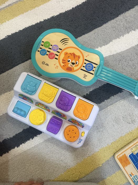 Музикални играчки - китара hape и занимателна играчка play gro