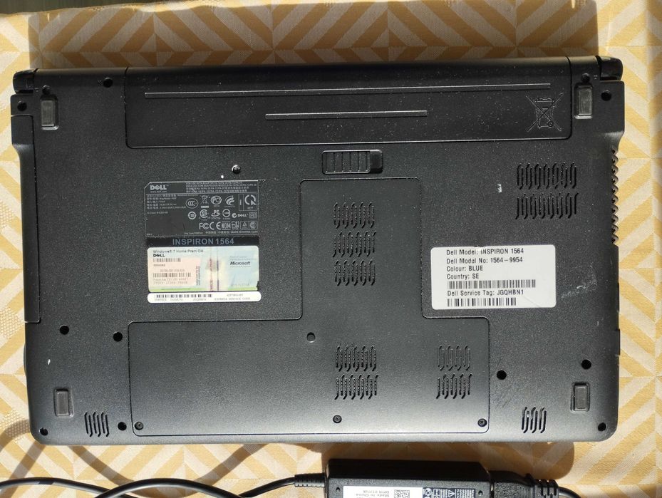 Лаптоп DELL, 4 GB DDR3, i3-350M, 250 GB, спукан дисплей, легален Win10