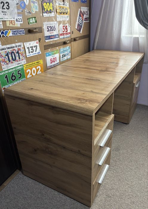 Vând birou in stere foarte buna .